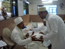 Mukaasir ud-Dawat Saiyedi Mohammad Nooruddin saheb (DM) giving hadiyah to Khidmat-guzaar on Eid il-Fitr